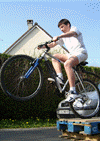 Voici Simon qui fait aussi bien du vélo que du mono. (La photo est accéptée car il est sur une roue)