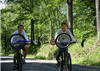 Comment faire quand on veut aller loin pour faire du mono ? Attacher son mono sur un vélo.